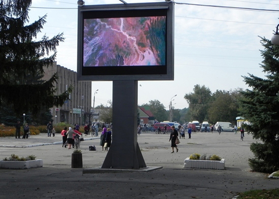 Οθόνες ελάχιστη Ουκρανία των υπαίθριων οδηγήσεων διαφήμισης που υπομένουν το ακραίο κρύο
